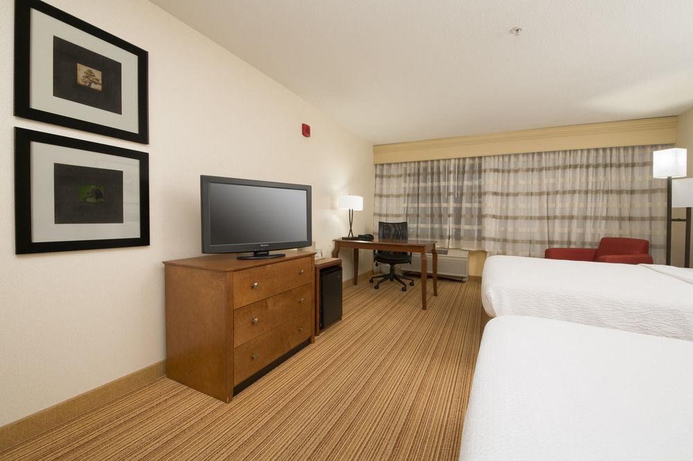 Courtyard By Marriott Sacramento Folsom Hotel Екстериор снимка