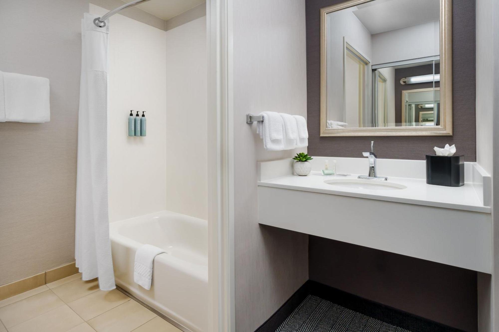 Courtyard By Marriott Sacramento Folsom Hotel Екстериор снимка