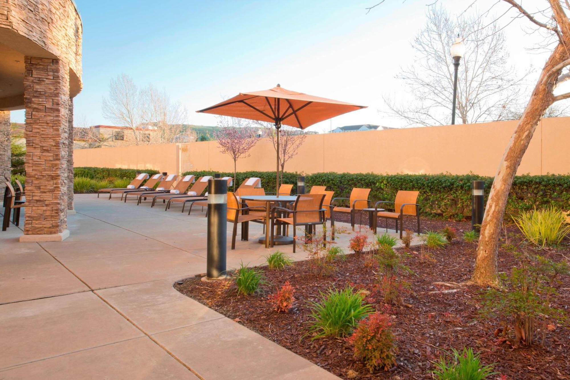 Courtyard By Marriott Sacramento Folsom Hotel Екстериор снимка