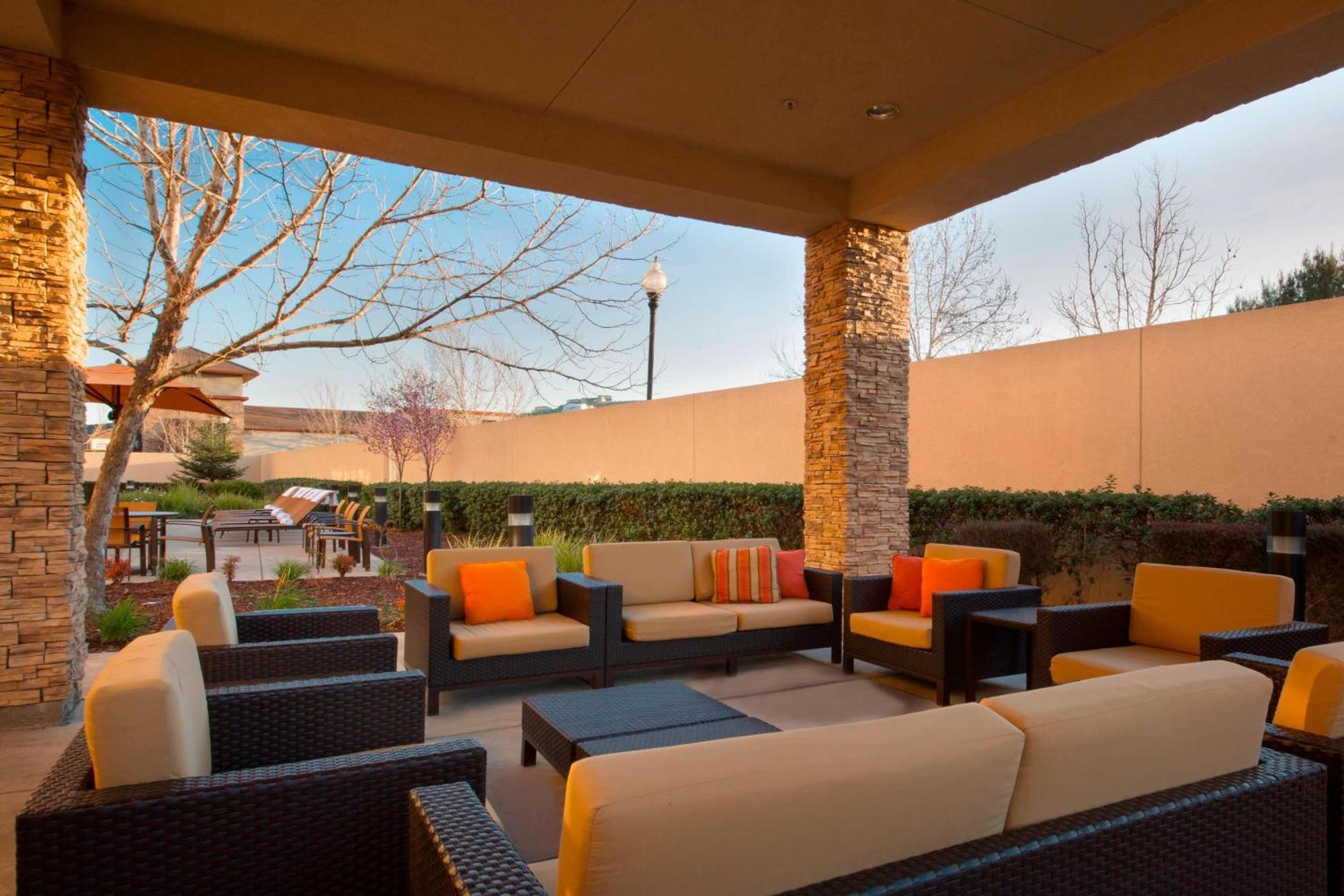 Courtyard By Marriott Sacramento Folsom Hotel Екстериор снимка